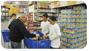 נערים מתרימים אזרחים בסופרמרקט עבור נזקקים
